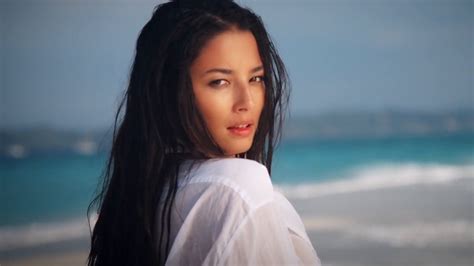 Jessica Gomes Dares To Go Completely Bare In Madagascar ...